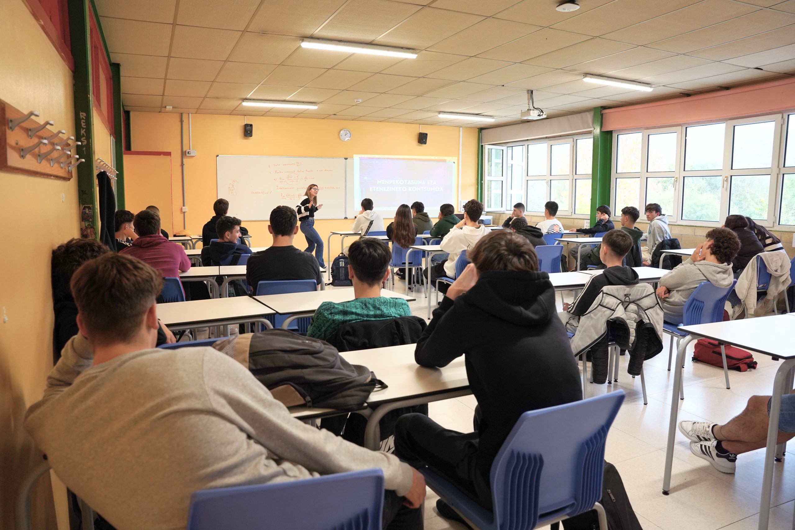 Alumnado escuchando atentamente durante una de las charlas.