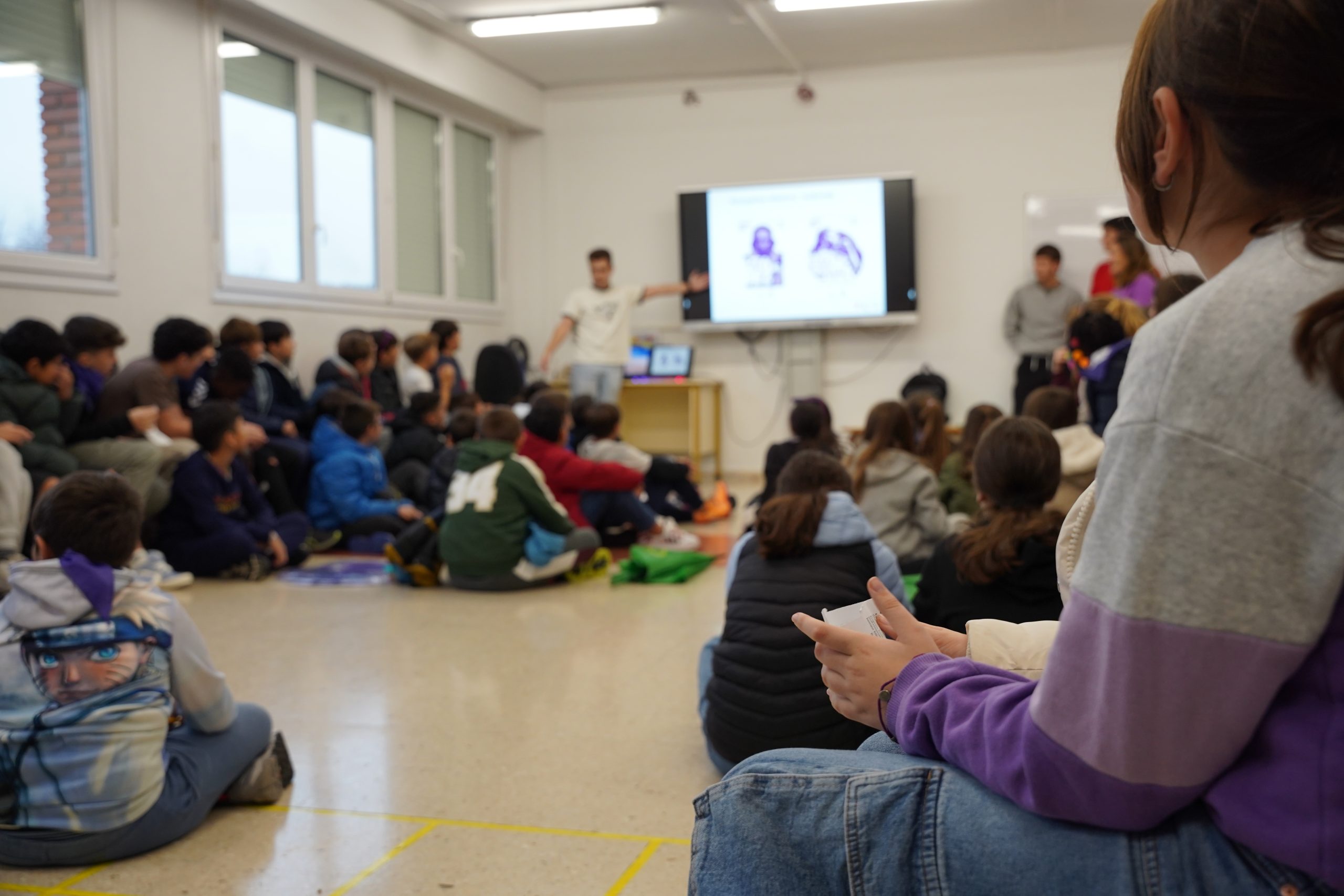 Alumna de la Escuela de Derio escucha atenta la charla del alumnado de Politeknika Txorierri sobre el 25N