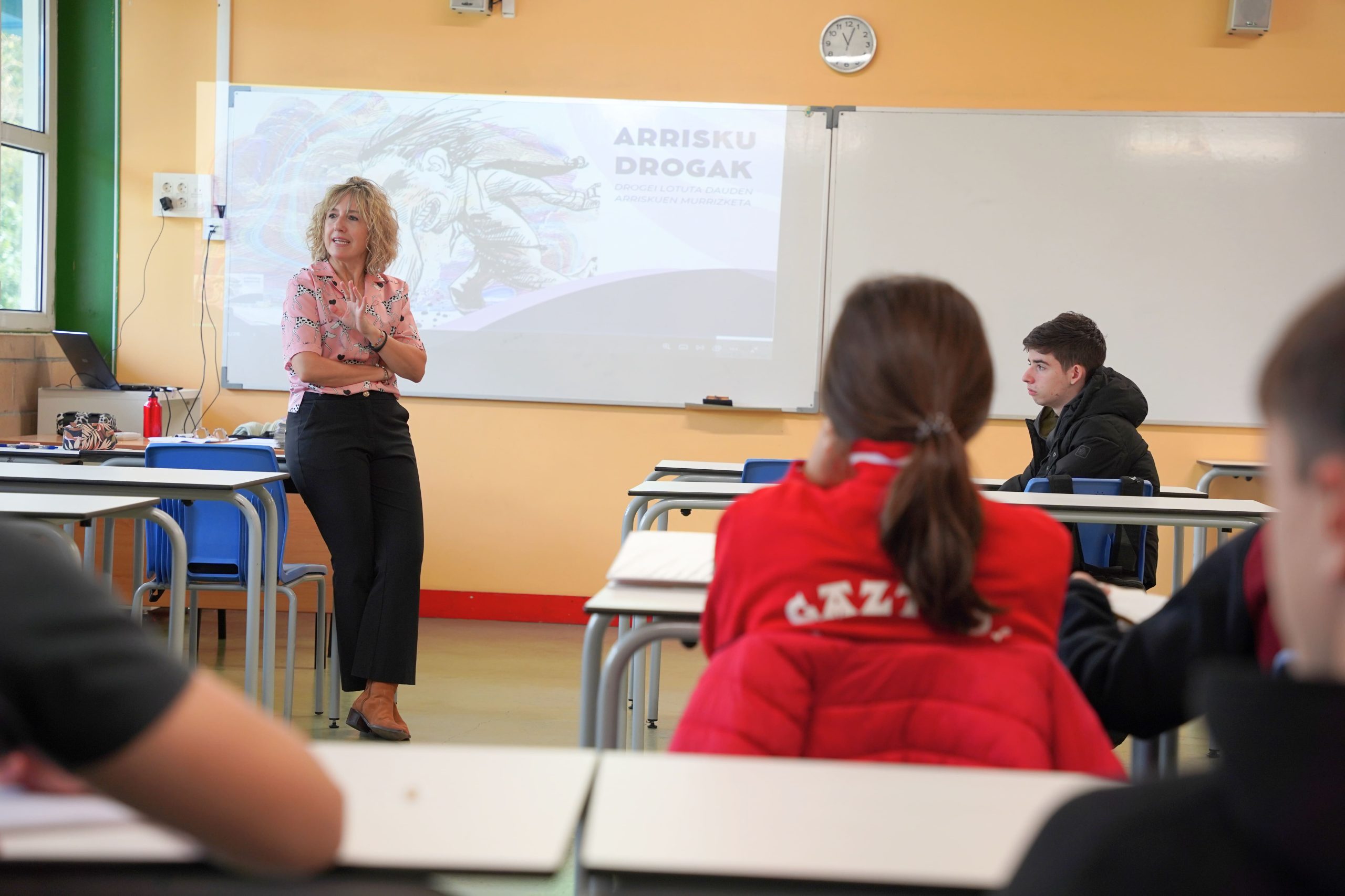 Ponente durante la charla sobre los riesgos del consumo de drogas